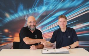Stefan Knapp da FUCHS e Andreas Joerg da Mercedes-Benz assinam o contrato de parceria a 28 de março