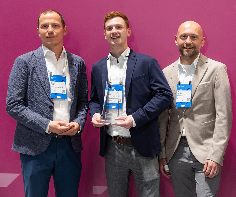 Ortwin Frille e Eric Rissler da Mewa (à esquerda) e Markus Horvath da Sybit com o prémio SAP Innovation Award 2025 (foto: SAP)