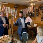 Javier Fernández, à direita, e Joaquim Barros, apresentam o sistema de panos de limpeza da Mewa