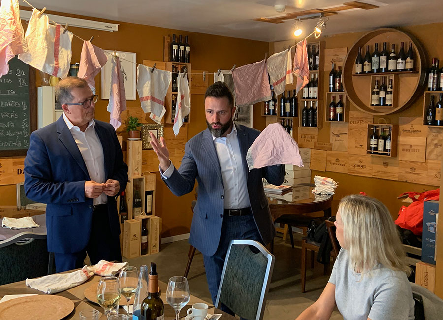 Javier Fernández, à direita, e Joaquim Barros, apresentam o sistema de panos de limpeza da Mewa