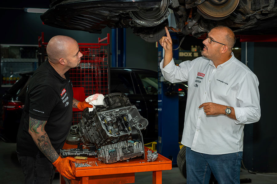 Os panos de limpeza Mewa removem óleos, massas lubrificantes, tintas e sujidade de componentes, ferramentas e máquinas (foto: Mewa)